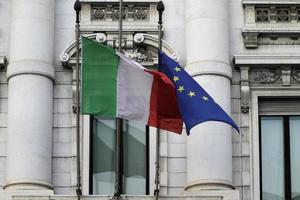 la bandera de italia y la bandera de la ue en el viento en florencia, italia foto