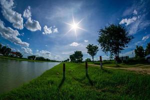 cielo diurno sobre el canal foto