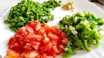 verduras frescas picadas en un plato blanco foto