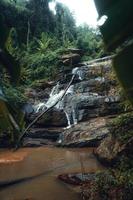 cascada en el bosque tropical en la temporada de lluvias foto