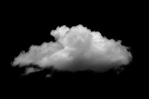 las nubes blancas separadas sobre un fondo negro tienen nubes reales. foto