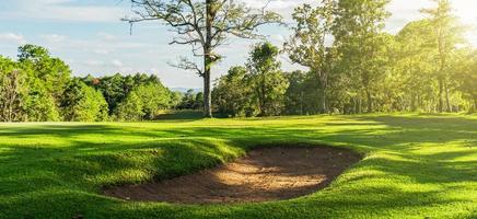 panorama paisaje golf crouse con luz solar