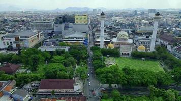 bandung, indonésie, 2022 - belle vue aérienne de la grande mosquée de la ville de bandung. video