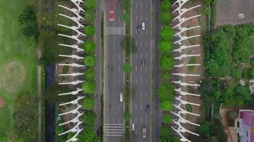Giacarta del nord, indonesia, 2022 - bella vista aerea del traffico e degli edifici su benjamin sueb street video