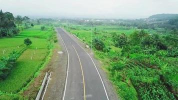 schöne luftaufnahme, neue äußere umgehungsstraße in kuningan, west java - indonesien. video