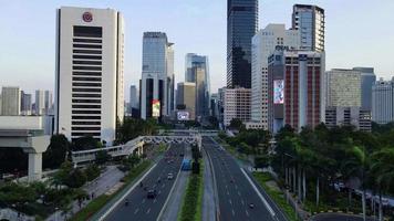 jakarta, indonesia, 2021 - hermosa vista aérea, edificios de oficinas y tráfico, en jalan jendral sudirman. video