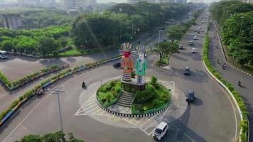 jakarta del norte, indonesia, 2022 - hermosa vista aérea, monumento ondel-ondel en jalan benjamin sueb, kemayoran. video