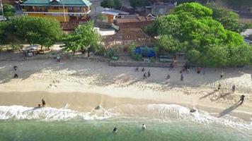 prachtige luchtfoto, panorama van golven op het strand van Pangandaran, West-Java - Indonesië. video