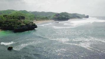 vacker flygvy, panorama på parangtritis-stranden, yogyakarta - indonesien. video