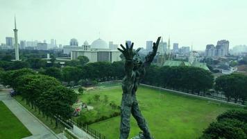 jacarta, indonésia, 2022 - bela vista aérea, monumento quadrado banteng. video