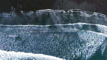 hermosa vista aérea de las olas en la playa de pangandaran, java occidental - indonesia. video