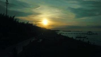 bella vista aerea, tramonto panoramico sulla spiaggia di parangtritis, yogyakarta - indonesia. video