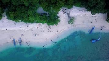 bela vista aérea das ondas na praia de pangandaran, java oeste - indonésia. video