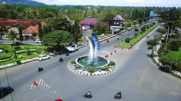 pangandaran, indonesia, 2022 - hermosa vista aérea, monumento de pescado a la entrada de la playa de pangandaran video