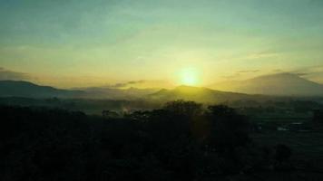 bela vista aérea, pôr do sol panorâmico no monte ciremai, java oeste - indonésia. video