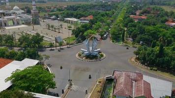 cirebon, indonésia, 2022 - bela vista aérea da grande mesquita do centro islâmico indramayu.. video