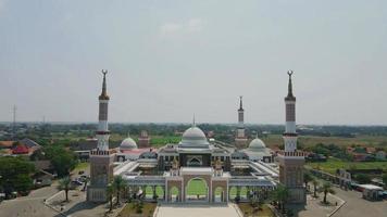 cirebon, indonesien, 2022 - schöne luftaufnahme der großen moschee des islamischen zentrums indramayu. video