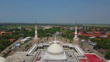 cirebon, indonésie, 2022 - belle vue aérienne de la grande mosquée du centre islamique indramayu.