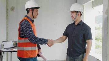dois engenheiro de construção aperto de mão juntos no canteiro de obras video