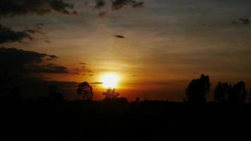 Zeitraffer-Sonnenuntergang und orangefarbener Himmel video