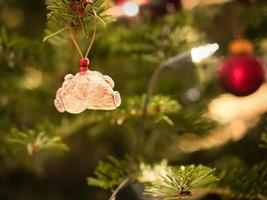 Navidad. Decoración navideña. carcasa de un caracol estropeado con purpurina y pedrería foto