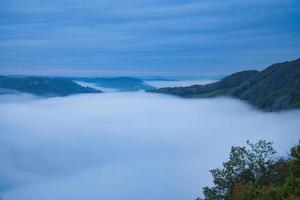 niebla que sube en las montañas del pequeño bucle saar foto