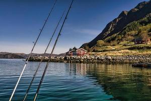 vacaciones de pesca en selje noruega. la caña y el carrete están listos para pescar. un paraíso para los pescadores foto