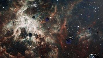 galáxia vôo espacial exploração espaço rock scence na nebulosa tarântula. Animação em loop 4k de voar através de nebulosas brilhantes, nuvens e campo de estrelas. video