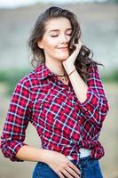 hermosa mujer bebe té al aire libre. mujer hipster relajándose en la naturaleza foto