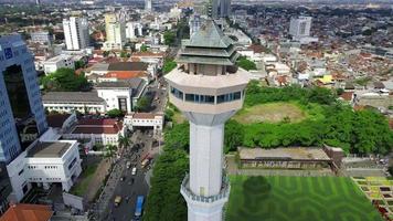 bandung, indonesië, 2022 - prachtige luchtfoto van de grote moskee van bandung city. video