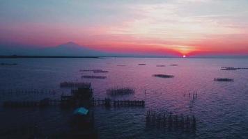 belle vue aérienne coucher de soleil panoramique sur la plage de pangandaran, java ouest-indonésie video