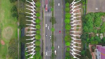 norte de yakarta, indonesia, 2022 - hermosa vista aérea del tráfico y los edificios en la calle benjamin sueb video