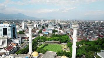 bandung, indonésie, 2022 - belle vue aérienne de la grande mosquée de la ville de bandung. video