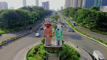 jakarta del norte, indonesia, 2022 - hermosa vista aérea, monumento ondel-ondel en jalan benjamin sueb, kemayoran. video