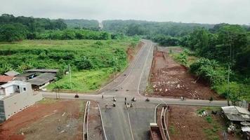 hermosa vista aérea, nueva carretera de circunvalación exterior en kuningan, java occidental - indonesia. video