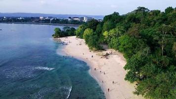 schöne luftaufnahme der wellen am pangandaran beach, west java - indonesien. video