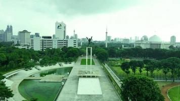 jacarta, indonésia, 2022 - bela vista aérea, monumento quadrado banteng, jacarta. video