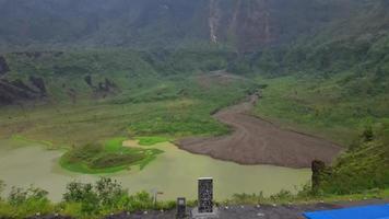 prachtige luchtfoto van de natuurlijke atmosfeer op de berg galunggung, in bandung-.indonesia video