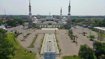 cirebon, indonesien, 2022 - schöne luftaufnahme der großen moschee des islamischen zentrums indramayu. video