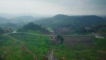 bela vista aérea das montanhas, em bandung-.indonesia. video