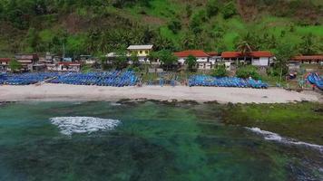 luchtfoto, natuurlijk panorama op het strand van menganti, kebumen, centraal java - indonesië. video