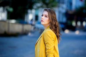 hermosa mujer bebe té al aire libre. mujer hipster relajándose en la naturaleza foto