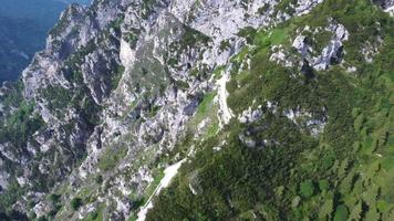 über die Berge und Hügel fliegen video