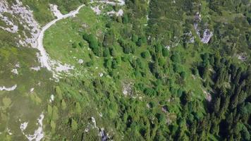 über die Berge und Hügel fliegen video