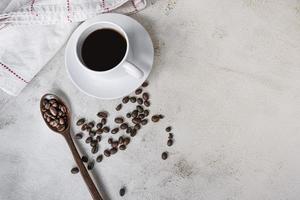 taza de café y fondo de granos de café. concepto de alimentos y bebidas. foto