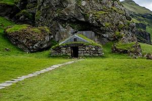 paisaje pintoresco con naturaleza verde en islandia durante el verano. imagen con un carácter muy tranquilo e inocente. foto