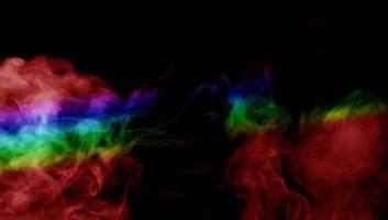 humo abstracto aislado sobre fondo negro, polvo de arco iris foto