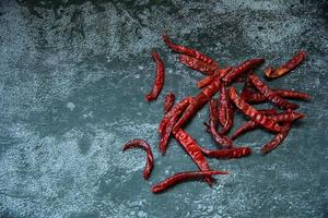 pimiento picante rojo seco sobre fondo de textura gris, el chile es un ingrediente de la comida tailandesa foto