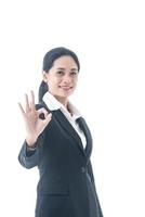 una mujer de negocios asiática hermosa, inteligente y joven con cabello largo negro y traje es la ejecutiva o gerente sonriendo con confianza en el éxito en un fondo blanco aislado foto