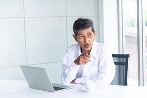 anciano de negocios asiático en la sala de reuniones de la oficina foto